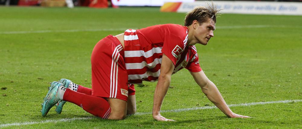 Viele ungenutzte Chancen: Kevin Behrens ist nach einem vergebenen Kopfball gegen den FC Augsburg enttäuscht.