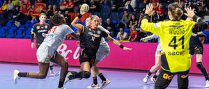 Gegen Spanien unterlagen die deutschen Handballerinnen. Trotzdem sind sie weiter.