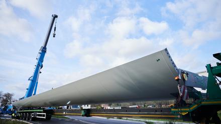 Der Schwertransport ist bei Dunkelheit an einer Verkehrsinseln zu nah an die rechte Straßenseite gekommen und konnte nicht mehr weiterfahren.