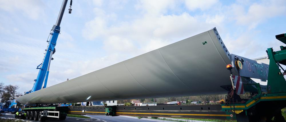 Der Schwertransport ist bei Dunkelheit an einer Verkehrsinseln zu nah an die rechte Straßenseite gekommen und konnte nicht mehr weiterfahren.