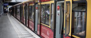  DEU, Deutschland, Berlin, 30.08.2019: Bahnhof Berlin Ostkreuz, S-Bahn Zug *** DEU, Germany, Berlin, 30 08 2019 Bahnhof Berlin Ostkreuz, S Bahn Zug