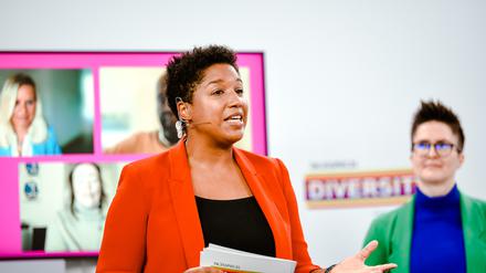 Moderatorin Sabrina N’Diaye (l.) und Diversity-Expertin Jo Labecka bei einer Diskussion auf der Diversity-Konferenz 2022.