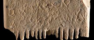 Auf einem rund 3700 alten Elfenbeinkamm entzifferte ein israelisches Archäologen-Team jetzt eine Inschrift, die Aufschluss über das Leben in der Bronzezeit gibt. Der in kanaanäischer Schrift eingravierte Text lautet übersetzt: „Möge dieser Kamm die Läuse in deinem Haar und deinem Bart ausmerzen.“