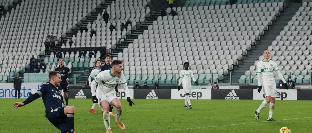 Leere Ränge, voller Einsatz. Szene aus dem Spiel der Serie A, Juventus Turin gegen Sassuolo Calcio, 17. Spieltag.