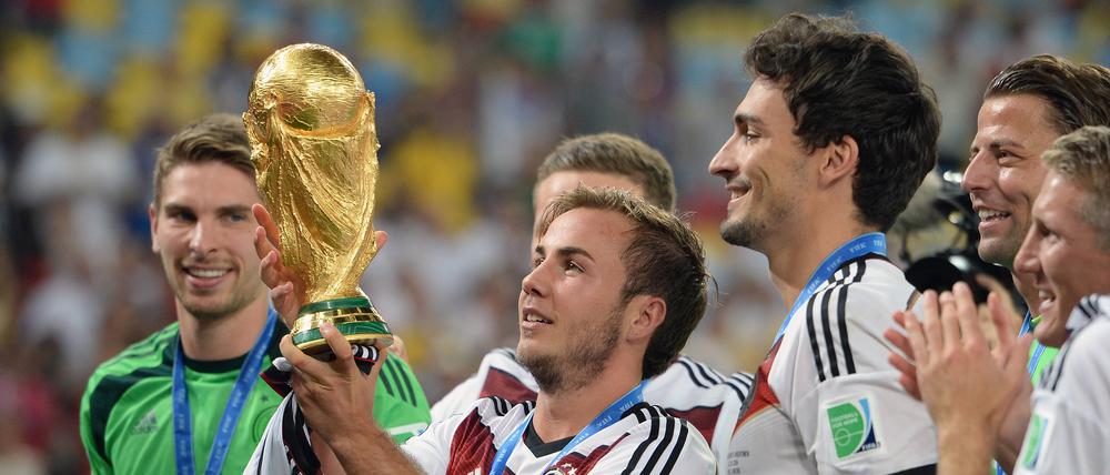 Mittendrin und wieder dabei. Während Mario Götze (mit Pokal) zur WM in die Nationalelf zurückkehrt, hat Mats Hummels vergeblich auf ein Comeback gehofft.