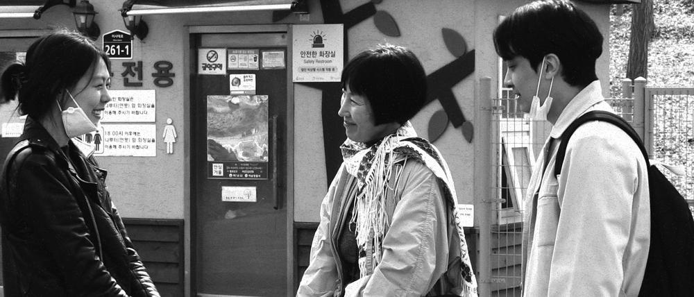 Zufallsbekanntschaft: Die der Schauspielerin Kilsoo (Kim Minhee, von links), die Schriftstellerin Junhee (Lee Hyeyoung) und der junge Dichter (Ha Seongguk).
