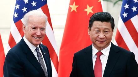 Chinas Präsident Xi Jinping (r) steht zusammen mit Joe Biden, damals Vize-Präsident der USA, in der Großen Halle des Volkes in Peking. (Archivbild aus 2013)