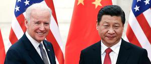 Chinas Präsident Xi Jinping (r) steht zusammen mit Joe Biden, damals Vize-Präsident der USA, in der Großen Halle des Volkes in Peking. (Archivbild aus 2013)