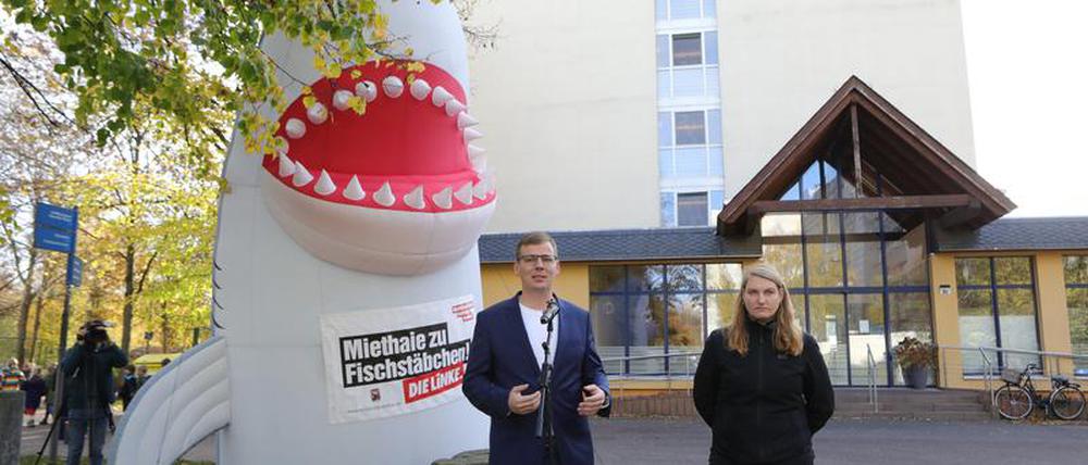 Linken-Fraktionsvorsitzender Sebastian Walter und die Potsdamer Stadtverordnete Isabelle Vandre stellen ihren Gesetzesentwurf vor der Josephinen-Anlage vor.
