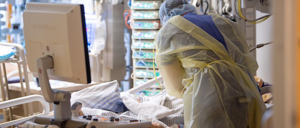 Ein Intensivpfleger steht auf der Intensivstation eines Krankenhauses neben einem Covid-19-Patienten. (Bild aus 2021)