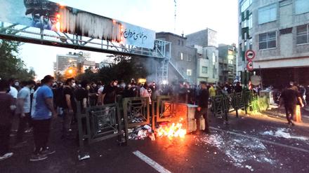Demonstranten im Iran protestieren nach dem Tod von Mahsa Amini.