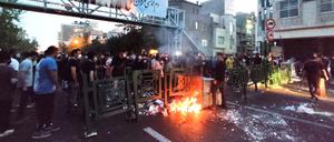Demonstranten im Iran protestieren nach dem Tod von Mahsa Amini.