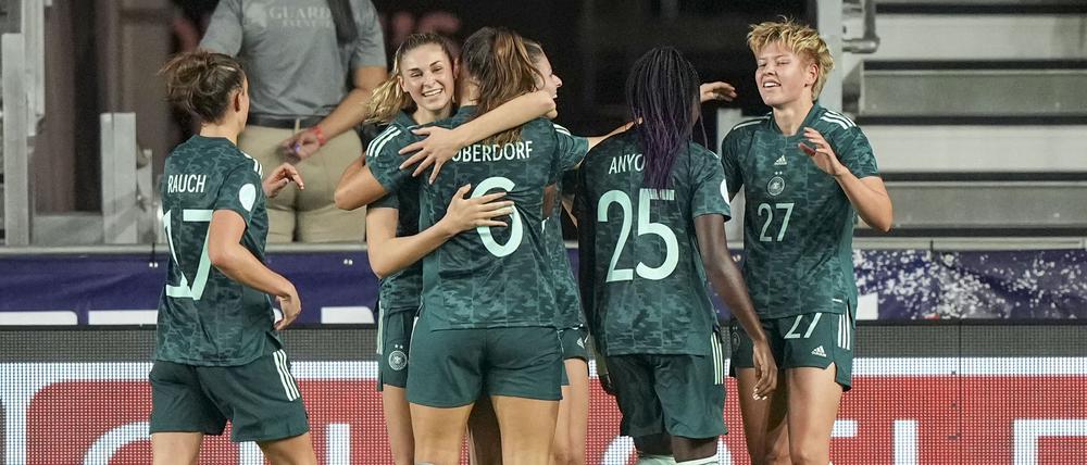 Die deutschen Frauen feiern den 2:1-Siegtreffer von Pauline Krumbiegel.