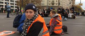 Klimademonstranten blockieren das Frankfurter Tor.
