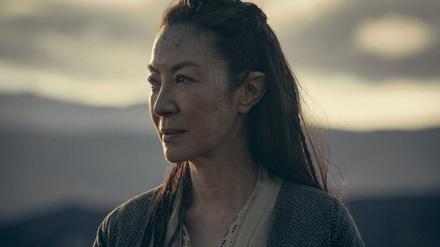 Sieben Ausgestoßene stehen im Zentrum von „The Witcher: Blood Origin“. Zu ihnen gehört Scian, dargestellt von Michelle Yeoh.