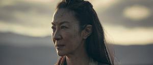 Sieben Ausgestoßene stehen im Zentrum von „The Witcher: Blood Origin“. Zu ihnen gehört Scian, dargestellt von Michelle Yeoh.