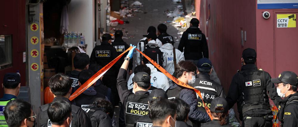 Ermittler untersuchen den Schauplatz einer Massenpanik, die sich während der Halloween-Feierlichkeiten in Seoul ereignete.