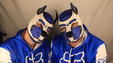 Neo und Szarik im Puppy-Kostüm.