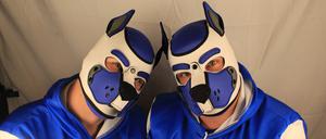 Neo und Szarik im Puppy-Kostüm.