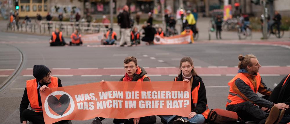 Klimademonstranten besetzten das Frankfurter Tor.