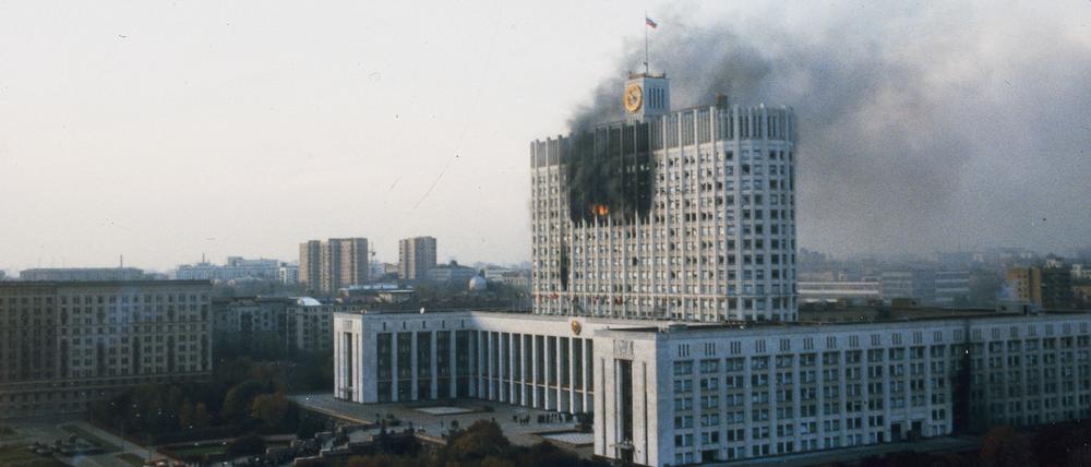 Während des Aufstands vom 2-4. Oktober 1993 lässt der russische Präsident Jelzin das Parlament im „Weißen Haus“ beschießen. Es sterben mehr Menschen als während der gesamten Oktoberrevolution 1917.