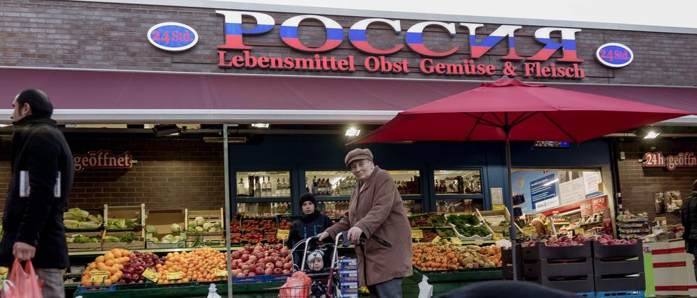 Menschen gehen am russischen Supermarkt in Charlottenburg vorbei.
