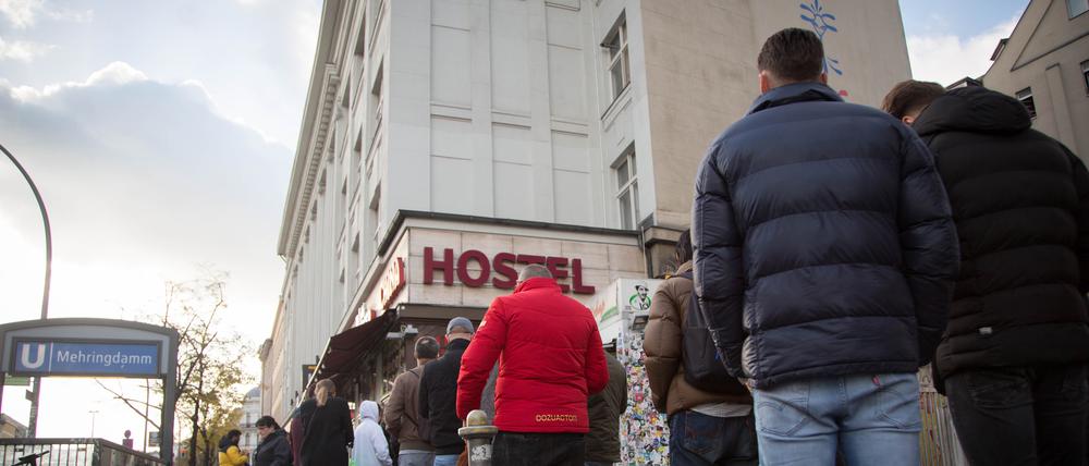 Schlange vor „Mustafa’s Gemüsekebap“ am Mehringdamm in Kreuzberg.