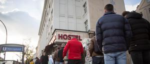 Schlange vor „Mustafa’s Gemüsekebap“ am Mehringdamm in Kreuzberg.