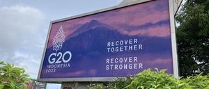 Plakat zum G20-Gipfel am Flughafen von Denpasar