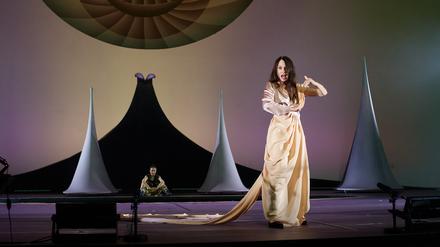 An der Rampe: Silvia Rieger im Kampf mit der Mythologie. Foto: Elsa Okazaki/Volksbühne