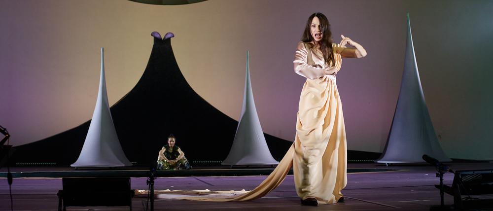 An der Rampe: Silvia Rieger im Kampf mit der Mythologie. Foto: Elsa Okazaki/Volksbühne