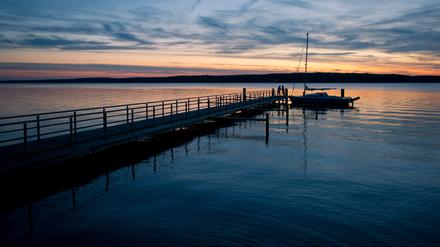 Das letzte Tageslicht leuchtet am Märkisches Meer in Brandenburg. 