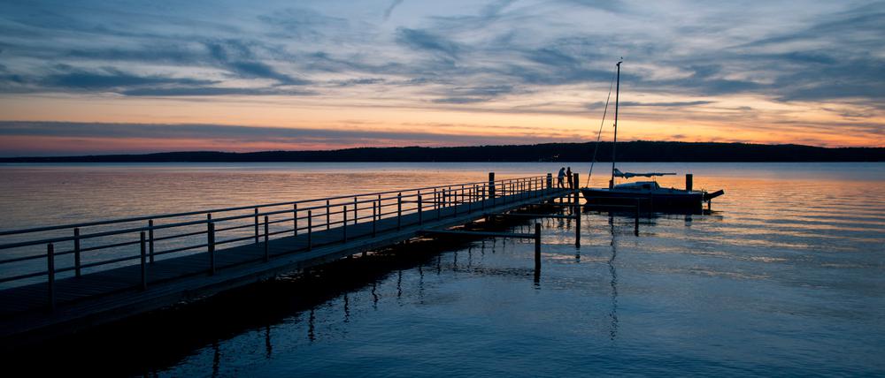 Das letzte Tageslicht leuchtet am Märkisches Meer in Brandenburg.