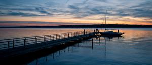 Das letzte Tageslicht leuchtet am Märkisches Meer in Brandenburg. 