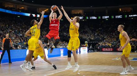 Da bin ich wieder. Niels Giffey (Mitte) absolvierte sein erstes Spiel für Bayern München ausgerechnet gegen die alten Kollegen von Alba Berlin (links Johannes Thiemann, rechts Malte Delow).