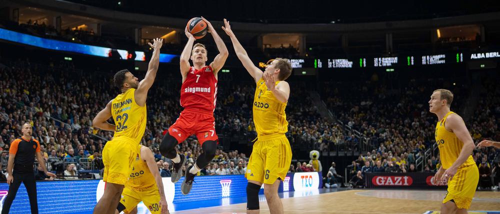 Da bin ich wieder. Niels Giffey (Mitte) absolvierte sein erstes Spiel für Bayern München ausgerechnet gegen die alten Kollegen von Alba Berlin (links Johannes Thiemann, rechts Malte Delow).
