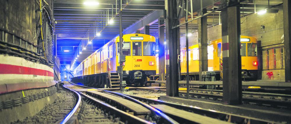 Ein U-Bahn fährt unterhalb des Alexanderplatzes in Berlin (Archivbild).