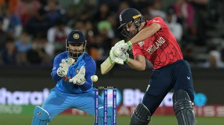 Englands Kapitän Jos Buttler (rechts) setzte sich im Halbfinale gegen Indien durch.