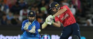 Englands Kapitän Jos Buttler (rechts) setzte sich im Halbfinale gegen Indien durch.