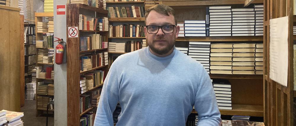 Bibliotheksleiter Oleg Serbin steht in einem Lagerraum für Bücher.