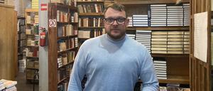 Bibliotheksleiter Oleg Serbin steht in einem Lagerraum für Bücher.