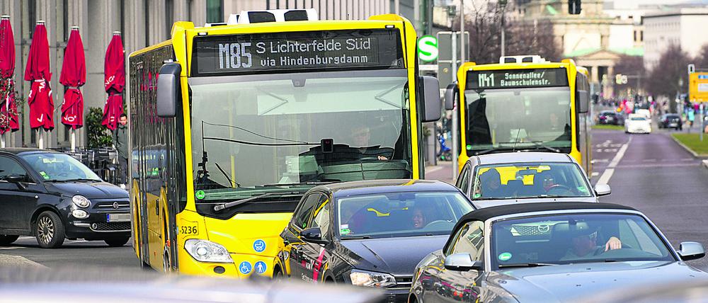 Busse der Linien M85 und M41 am Potsdamer Platz. 