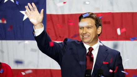 Ron DeSantis steht während einer Veranstaltung auf der Bühne.