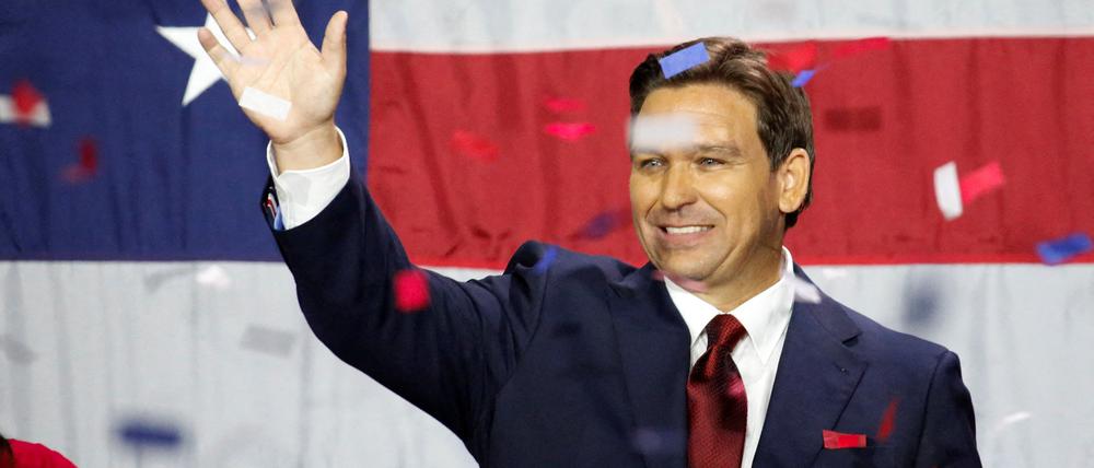 Ron DeSantis steht während einer Veranstaltung auf der Bühne.