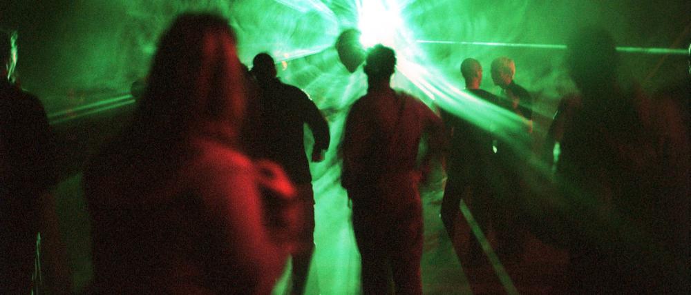 Tanzende Partygäste bei einer Techno-Party. (Symbolbild)