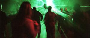 Tanzende Partygäste bei einer Techno-Party. (Symbolbild)
