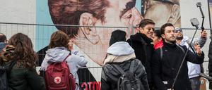 Berlin-Touristen an der East Side Gallery.