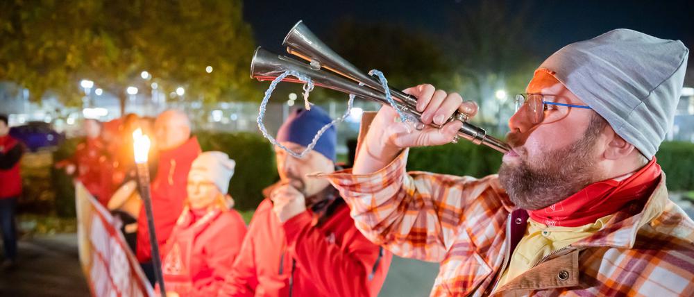 Streik am Werk von Mercedes-Benz in Berlin-Marienfelde im Oktober 2022.