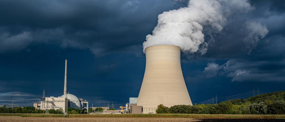 Wasserdampf steigt aus dem Kühlturm des Atomkraftwerks Isar 2 in Bayern.