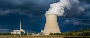 Wasserdampf steigt aus dem Kühlturm des Atomkraftwerks Isar 2 in Bayern.